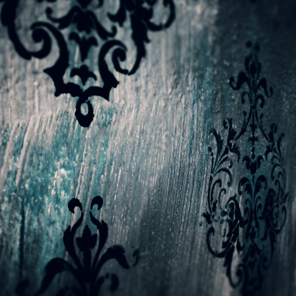 Boudoir-Set in einem tiefen Grün gestrichen mit unregelmäßig sichtbaren Ornamenten im Barockstil