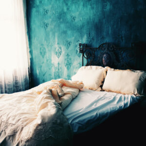 Boudoir-Set in einem tiefen Grün gestrichen mit unregelmäßig sichtbaren Ornamenten im Barockstil